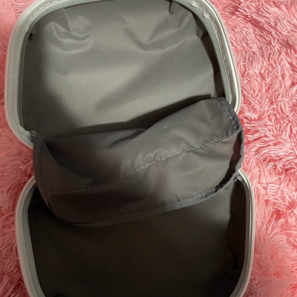 Hello Kitty Makeup case - Picture 2 of 4